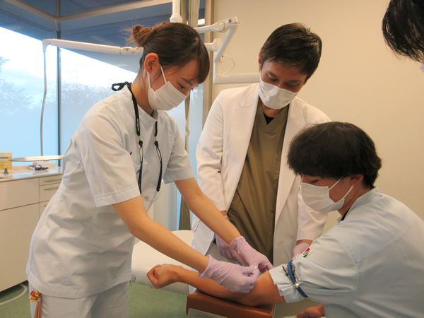 【画像・静脈路確保の実習の様子】